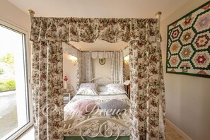 Double Room | Individually decorated, individually furnished, blackout drapes - ty dreux (Saint-Thegonnec Loc-Eguiner)