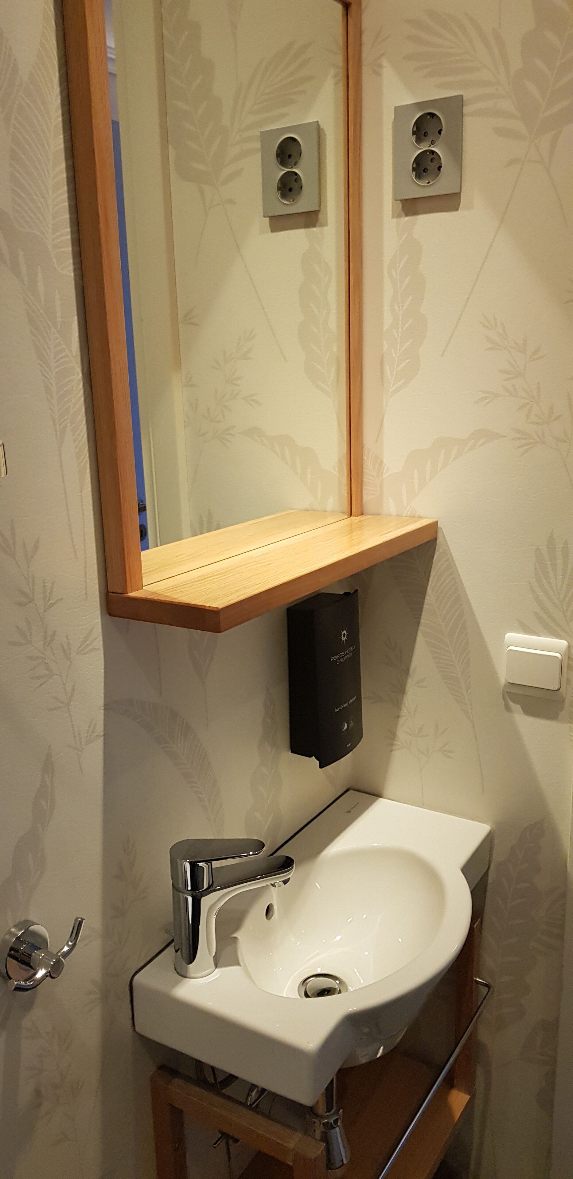 standard double room | bathroom amenities | shower, free toiletries, hair dryer, towels