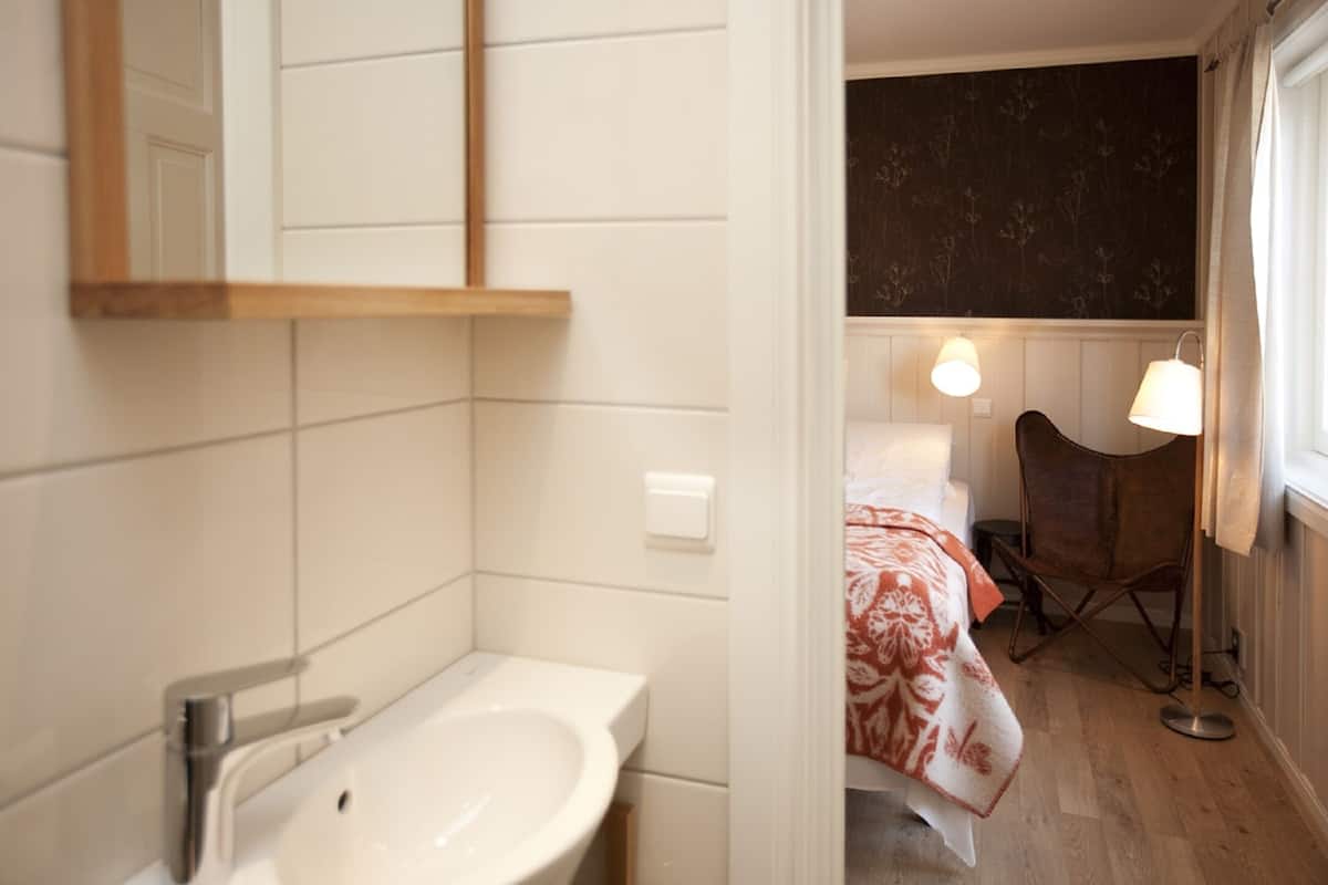standard room, 1 double bed | bathroom | shower, free toiletries, hair dryer, towels