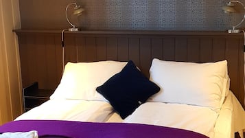 Habitación doble estándar | Decoración personalizada, muebles diferentes y cortinas blackout