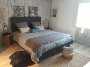 Romantic Double Room, 1 Queen Bed, Private Bathroom (Bleu Indigo) | Premium bedding, blackout drapes, free WiFi, bed sheets - La Mesonnetta (Soulignonne)