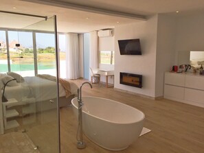 Studio Suite có thiết kế đặc trưng, quang cảnh biển, sát bãi biển | Phòng tắm | Bồn tắm và buồng tắm vòi sen riêng, bồn tắm ngâm, vòi sen phun mưa 