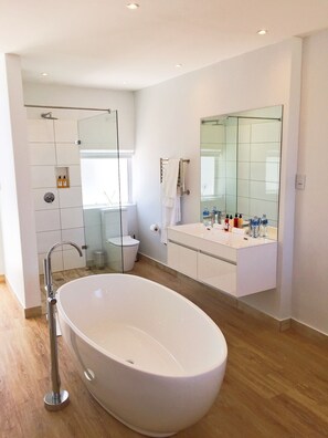 Deluxe-Studiosuite, Meerblick, Strandnähe | Badezimmer | Badewanne und Dusche (separat), Komfortbadewanne, Regendusche