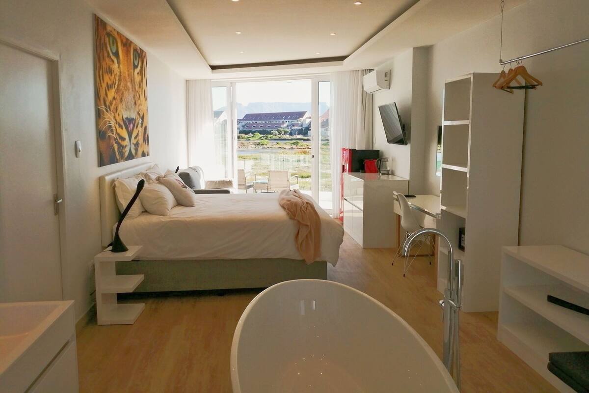 Suite estudio Deluxe, vistas al mar, frente a la playa | Ropa de cama de alta calidad, edredones de plumas, minibar y caja fuerte