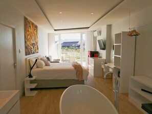 Studio Suite Deluxe, quang cảnh biển, sát bãi biển | Bộ đồ giường cao cấp, chăn bông, minibar, két bảo mật tại phòng 