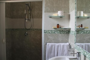 Habitación triple, balcón, vistas a la montaña | Baño | Ducha y cabezal de ducha tipo lluvia