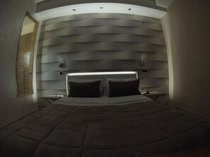 Deluxe Double Room | Hypo-allergenic bedding, down duvets, memory-foam beds, desk - Hotel Il Giardino degli Aranci (Nola)