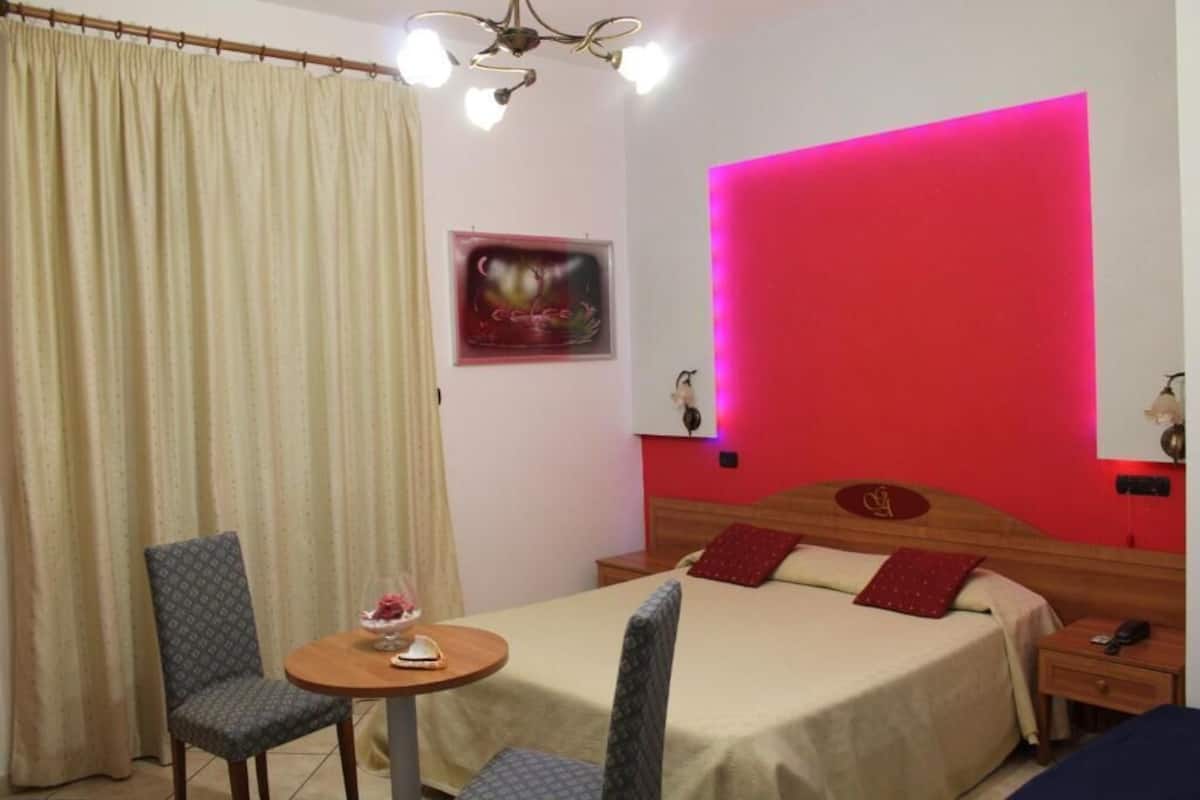 Habitación cuádruple estándar | Ropa de cama hipoalergénica y edredones de plumas