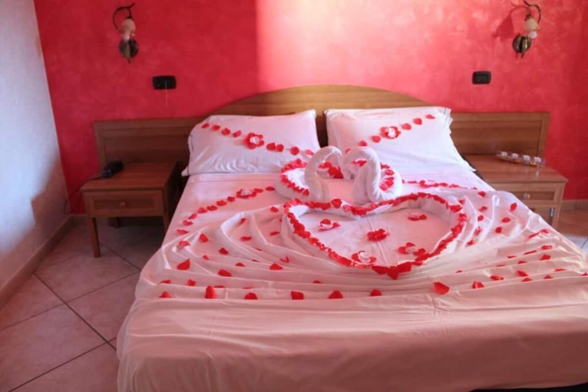 Habitación triple, balcón, vistas a la montaña | Ropa de cama hipoalergénica y edredones de plumas
