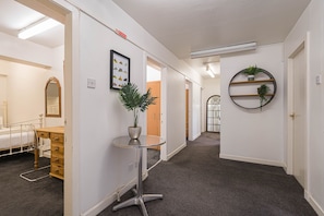 Hallway - Royal Mile 5 BR Apartment nr Castle (Edinburgh)