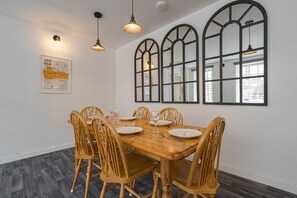 Appartement, 5 chambres | Restauration dans la chambre