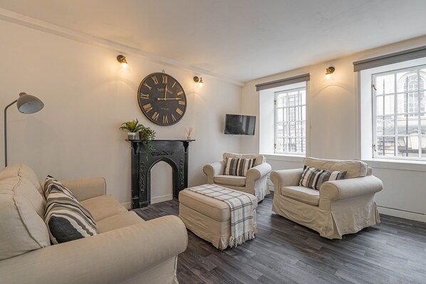 Living area - Royal Mile 5 BR Apartment nr Castle (Edinburgh)