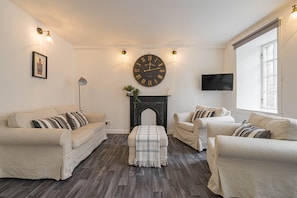 Living room - Royal Mile 5 BR Apartment nr Castle (Edinburgh)