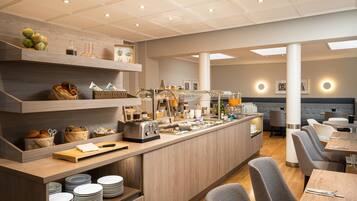 Buffet breakfast for a fee on weekends