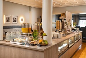 Buffet breakfast on weekends (EUR 16 per person) - elaya hotel hannover city, Trademark by Wyndham (Hannover)