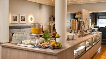 Desayuno buffet los fines de semana (EUR 16 por persona)