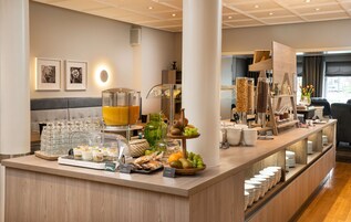 Desayuno buffet los fines de semana (EUR 16 por persona)