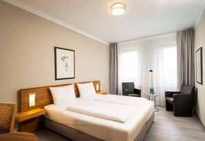 Dobbeltrom – standard | Allergitestet sengetøy, individuelt dekorert og blendingsgardiner