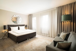 Habitación doble estándar, 2 camas Queen size | Ropa de cama hipoalergénica y cortinas blackout