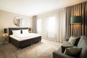 Hypo-allergenic bedding, individually decorated, blackout drapes - elaya hotel hannover city, Trademark by Wyndham (Hannover)