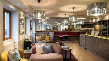 2 Bars/Lounges