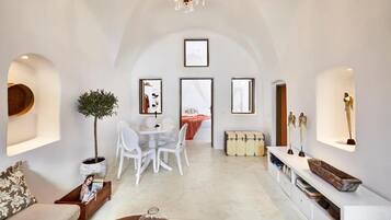 Studio with Private Hot Tub | Area keluarga | TV layar datar