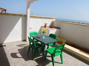 Outdoor dining - MARTY house from 2 to 4 seats in Torre Pali with sea view (Torre Pali)