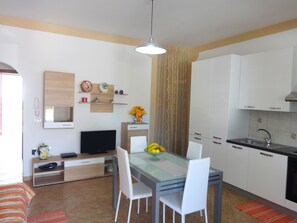 Fridge, oven, stovetop, coffee/tea maker