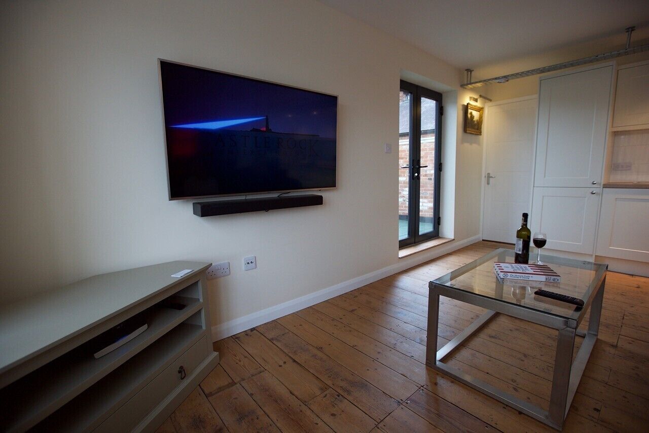 Spacious Serviced Apartment with Roof Top Terrace Near The Waterfront, Ipswich | Tv