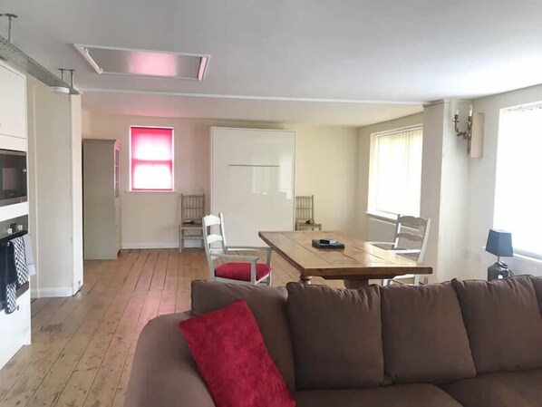 Spacious Serviced Apartment with Roof Top Terrace Near The Waterfront, Ipswich | Área de sala de estar | Smart TV 