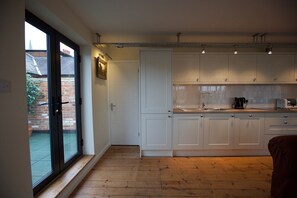 Spacious Serviced Apartment with Roof Top Terrace Near The Waterfront, Ipswich | Private kitchen | Fridge, microwave, oven, stovetop - No1 Dove Street (Ipswich)