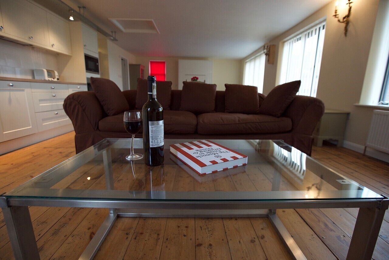 Spacious Serviced Apartment with Roof Top Terrace Near The Waterfront, Ipswich | Vardagsrum | Smart-tv