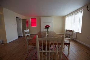 Spacious Serviced Apartment with Roof Top Terrace Near The Waterfront, Ipswich | Servicio a la habitación