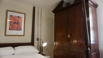 Stylish Serviced Apartment with Courtyard Near The Waterfront, Ipswich | 2 bedrooms, iron/ironing board, free WiFi