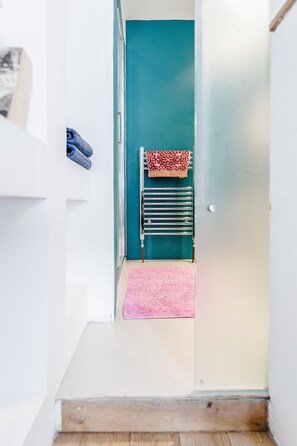Appartement | Salle de bain | Douche, articles de toilette (gratuits), séchoir à cheveux, savon
