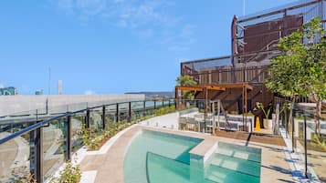 Innendørsbasseng og utendørsbasseng