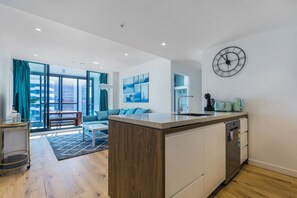 Apartamento Confort (2 Bedrooms) | Cocina privada | Mesa de comedor