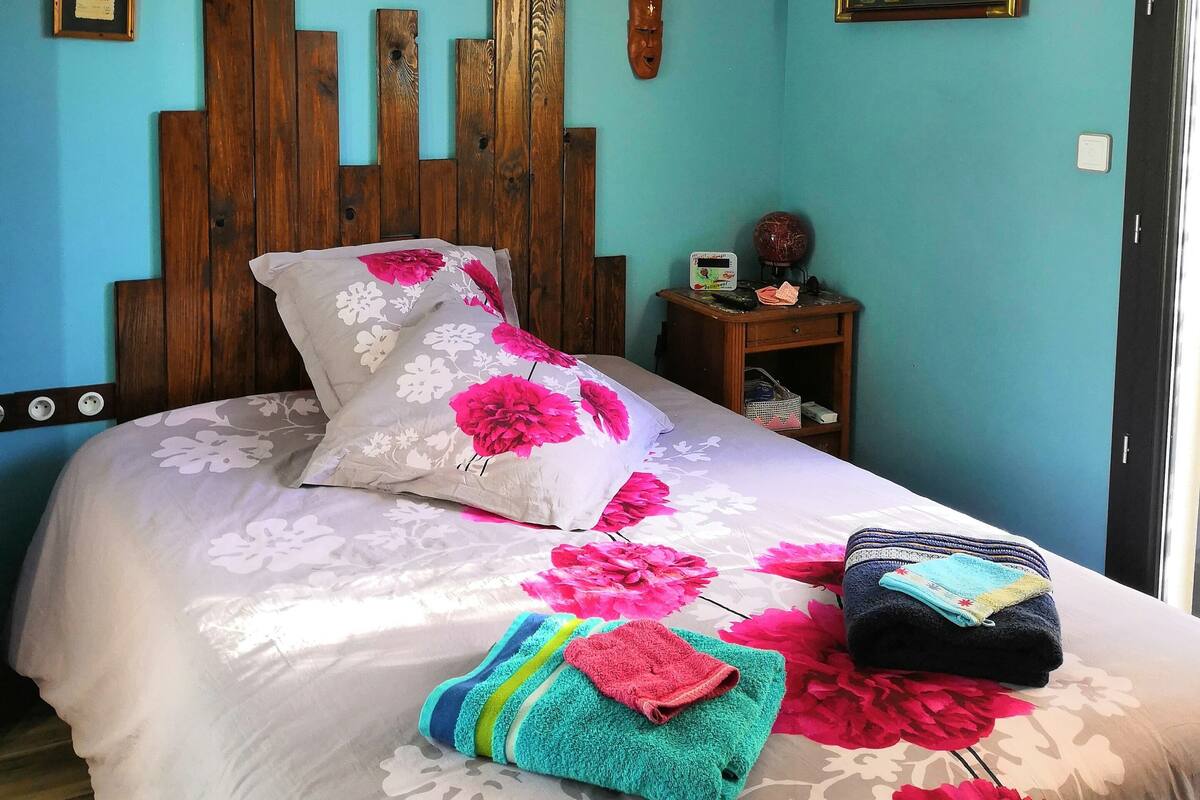 Deluxe Room | Iron/ironing board (on request), rollaway beds, free WiFi