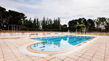 En säsongsöppen utomhuspool