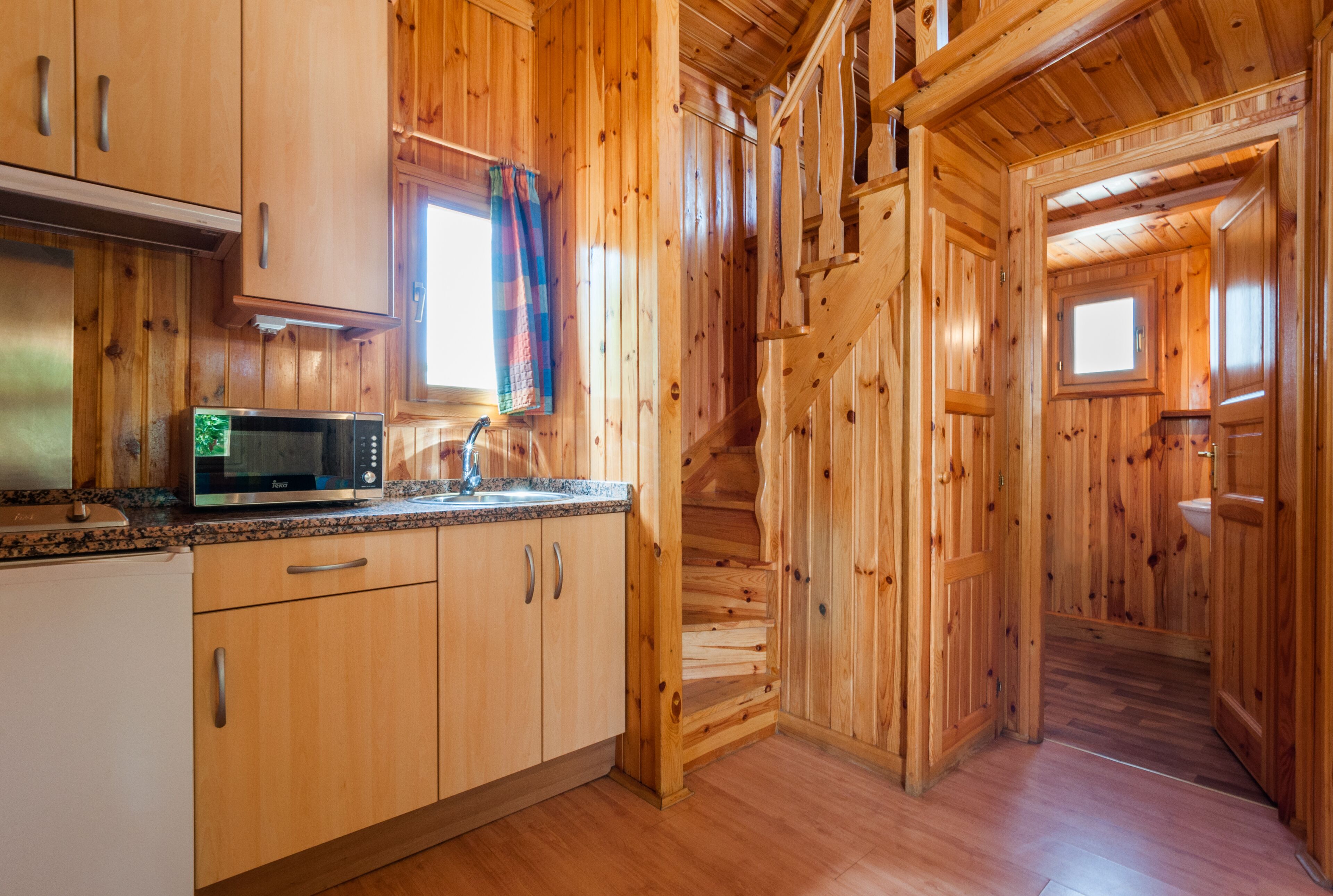 Bungalow | Eigene Küche | Großer Kühlschrank, Mikrowelle, Herdplatte, Espressomaschine