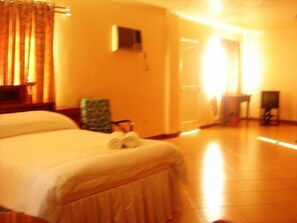Kamar Standar | Tirai kedap cahaya dan seprai linen