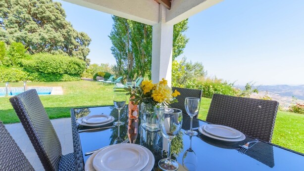 A table set for four with a clear view of the outdoors. - El Encinar Antequera - La Joya by Ruralidays (Málaga)