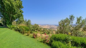 A well-maintained lawn with a variety of flowering plants and trees, offering a scenic view of the landscape. - El Encinar Antequera - La Joya by Ruralidays (Málaga)