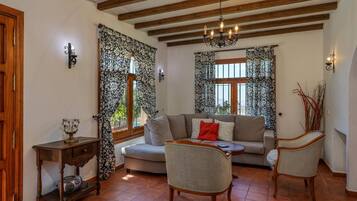 Een televisie, een open haard en een dvd-speler