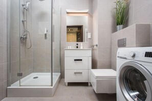 Ducha, secador de pelo, toallas, jabón