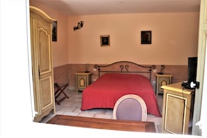 Desk, soundproofing, free cots/infant beds, rollaway beds