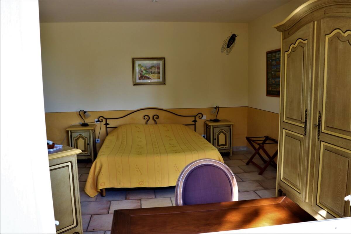 Desk, soundproofing, free cots/infant beds, rollaway beds