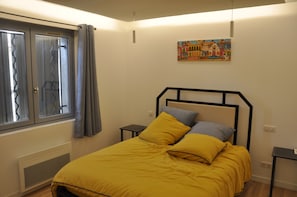 Chambre Simple Confort, salle de bains attenante, vue cour intérieure (Picholine)