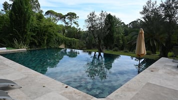 Quarto solteiro conforto, suíte, vista para o pátio (Picholine) | Piscina externa