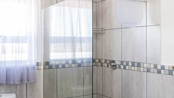 Standard Suite (Mermaid 1) | Bathroom | Shower, rainfall showerhead, towels